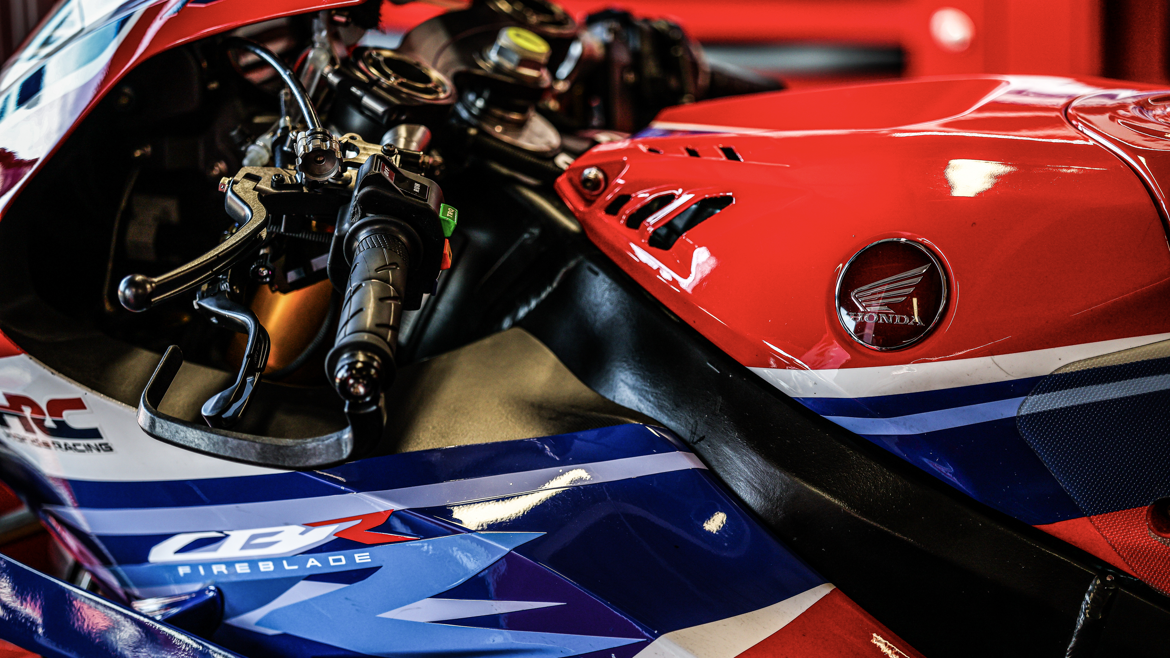 TECH GALLERY: explore the details of the Honda CBR1000RR-R machine!
